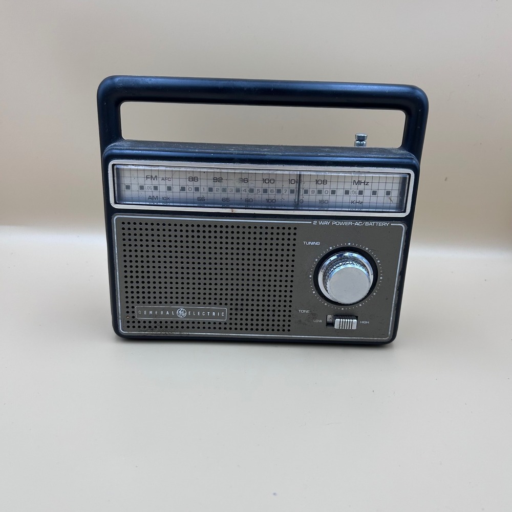 General Electric Vintage AM FM Portable Radio Black Silver Model 7-2825G AC DC